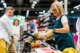 „Můžete mi to přepočítat, holčičko?“ Prodavačka Lucie se ohradila proti zákazníkovi, který s ní mluvil spatra